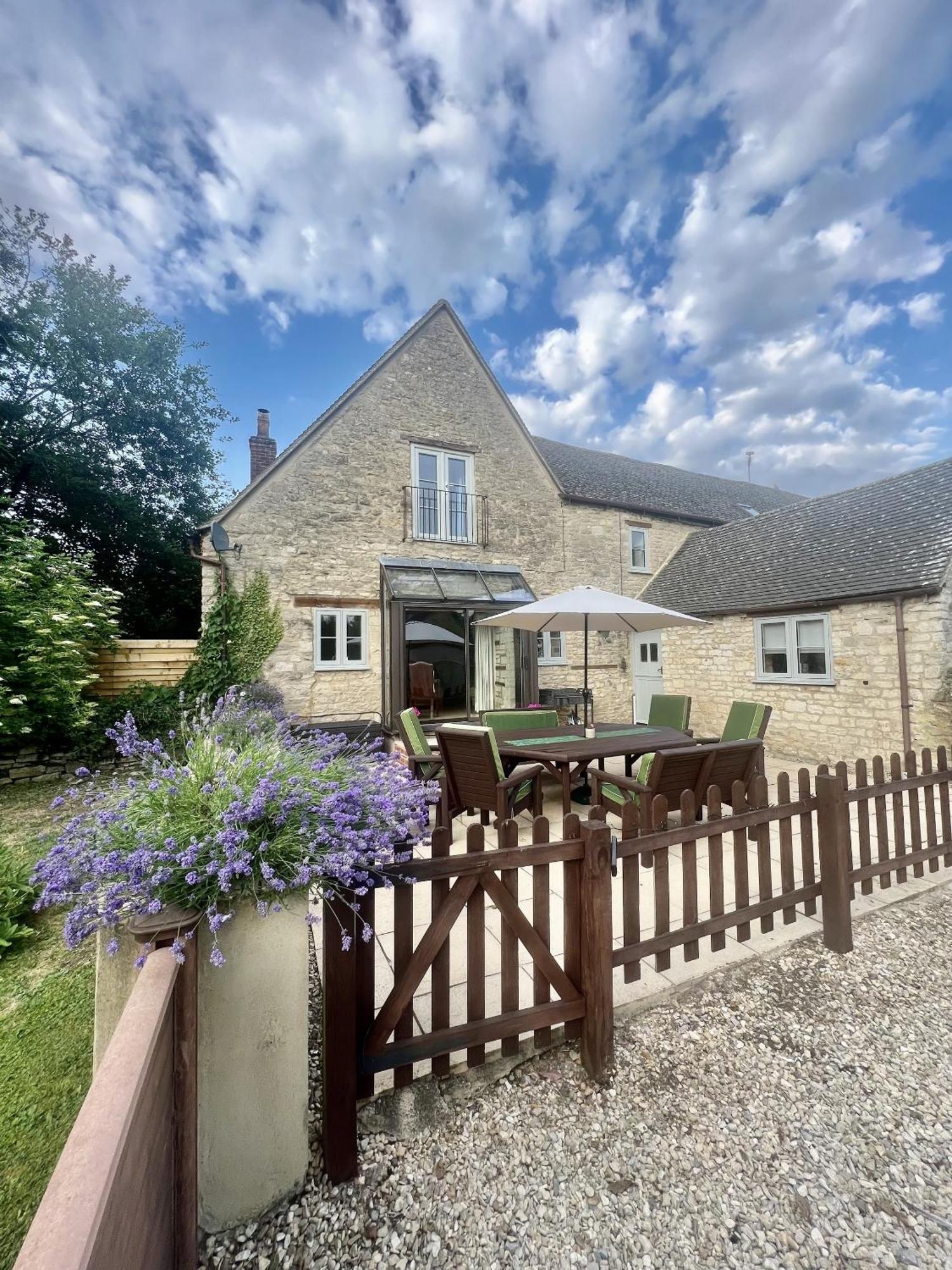 Villa The Old Coach House Witney Esterno foto